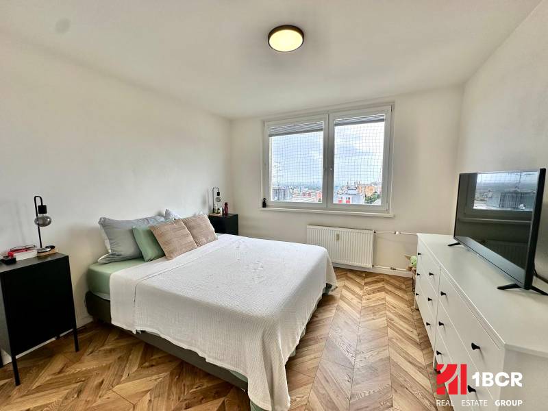 SPACIOUS 3-ROOM APARTMENT WITH BALCONY, KUKLOVSKA STREET - KARLOVA VES